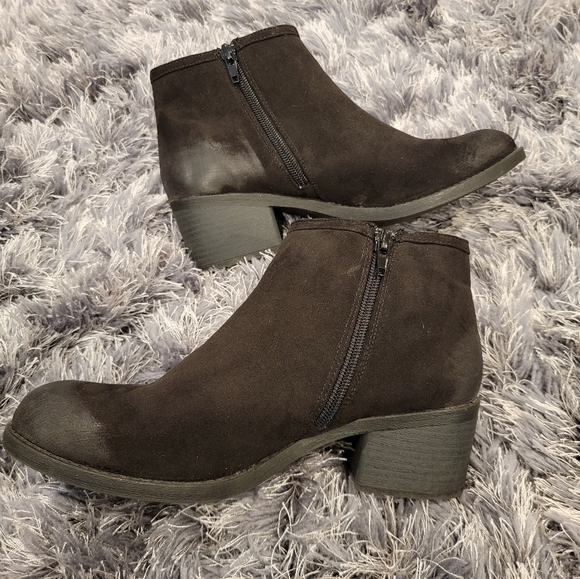 Qupid distressed faux suede ankle bootie 7.5 - Picture 3 of 5